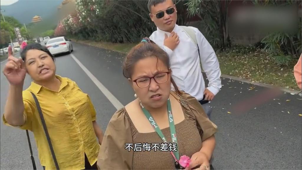 態度囂張!中國大媽景區內狂摘花被勸阻 惱羞怒嗆:又不是你種的