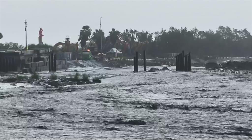 馬太鞍溪大水灌進破口　點燃村民怒火！水利署坦言疏失