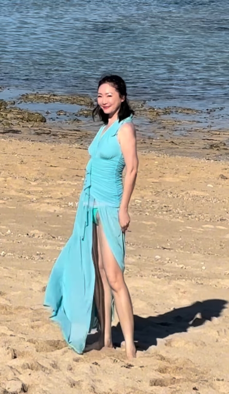 王俐人峇里島大解放！辣曬深V高衩「大腿根外洩」　羞喊：50歲第一次