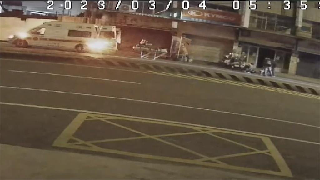 離奇!牽電動單車重心不穩跌倒被壓 男子受困7小時送醫不治