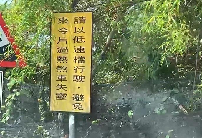 恐怖長陡坡!騎士雙載遇髮夾彎 疑煞車失靈撞壁1死1傷
