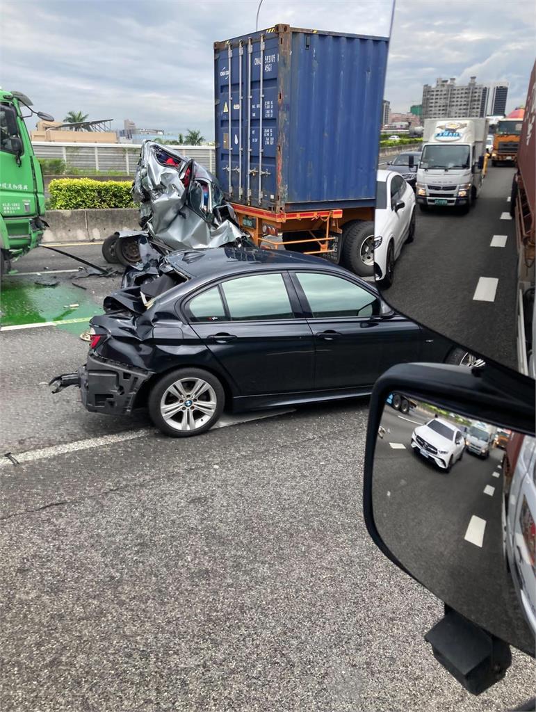 快新聞／國1北向瑞隆段連環車禍「轎車遭夾扁」 2人送醫宣告不治