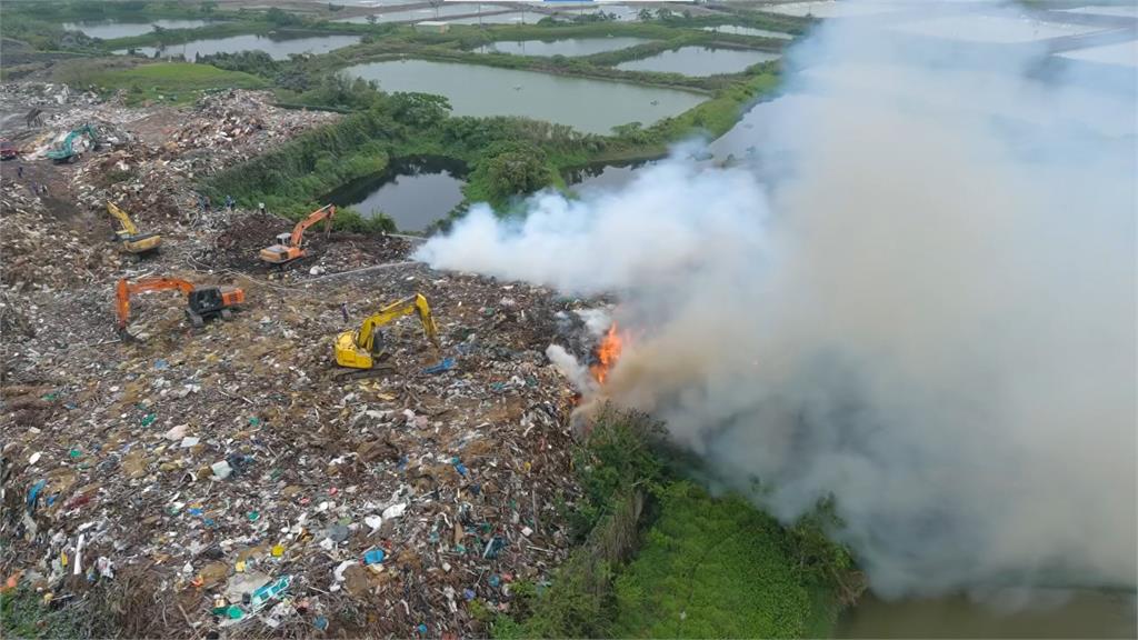 快新聞/台南掩埋場大火!濃煙直竄天際 200平方公尺狂燒畫面曝