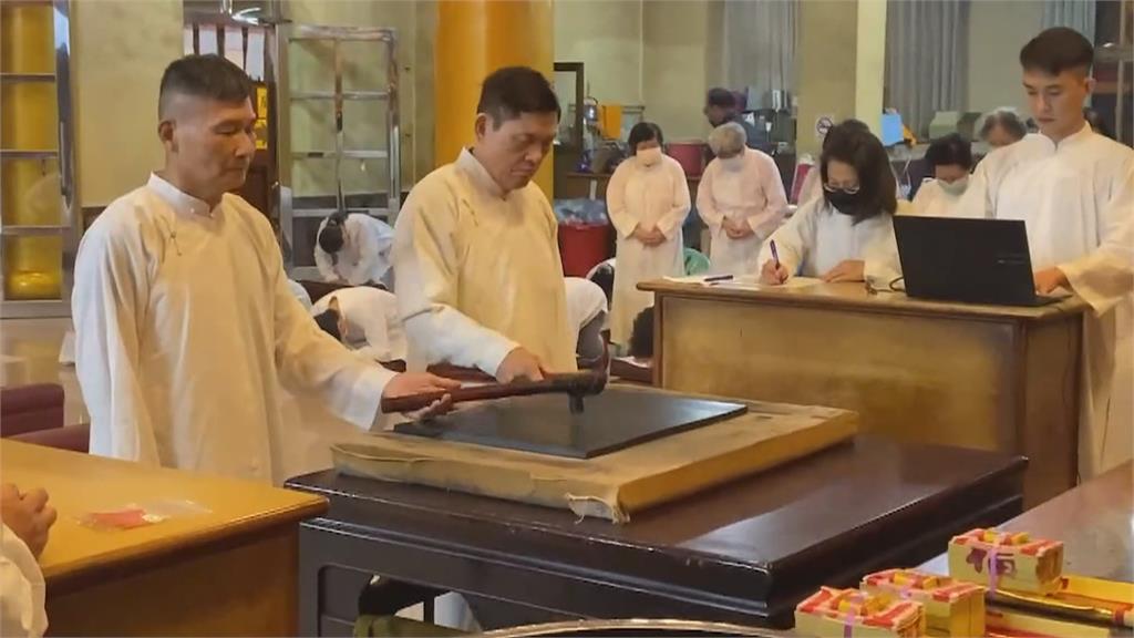 高雄五甲關帝廟開出「最早國運籤」：上半年有利！「9字」揭年底大選走勢