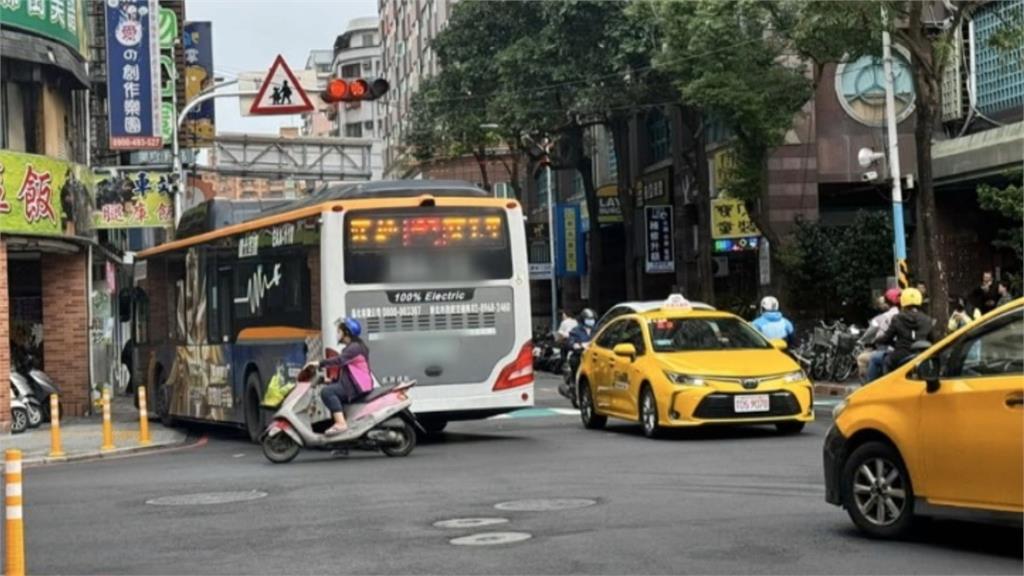 公車又出事! 疑拋錨失控衝對向車道乘客嚇壞