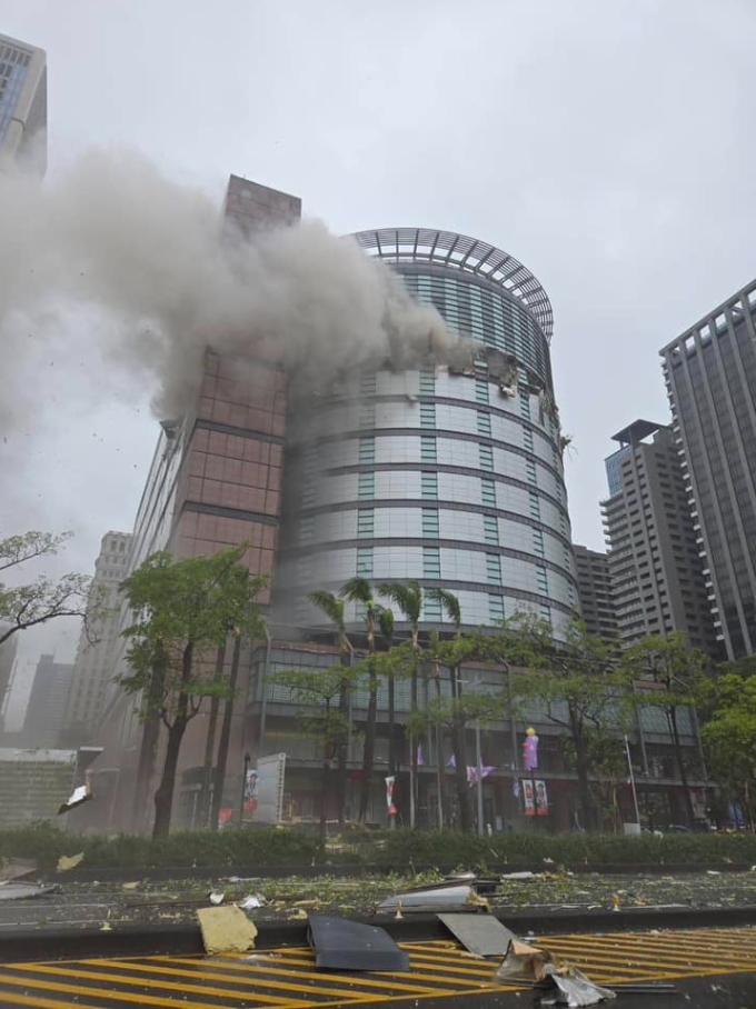 台中新光三越氣爆「藍委廖偉翔衝現場直播」！四叉貓開罵「作秀」：工安帽沒帶