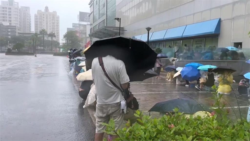 高雄人兩樣情 淹水阻出入vs.換"劇場版吉伊卡哇"排長龍