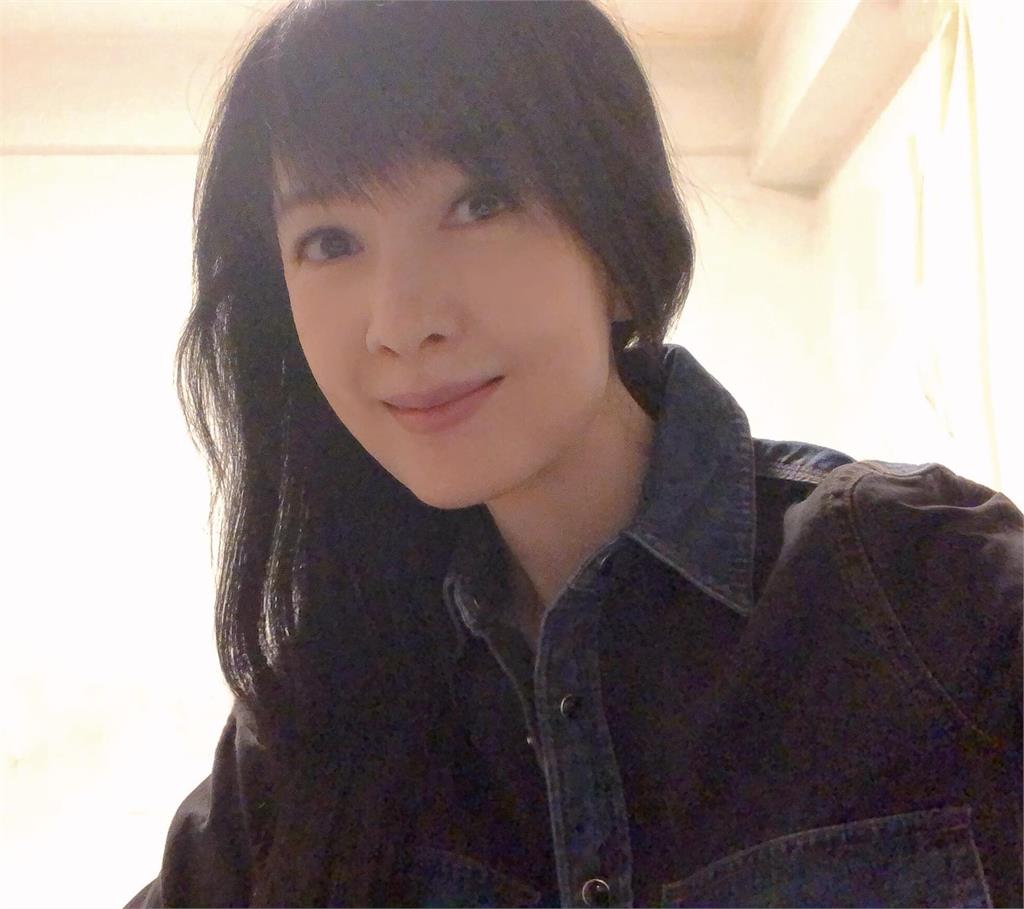 周慧敏57歲慶生「洩超反差童年照」!毛皮大衣「成熟模樣」震撼網:美女偶像
