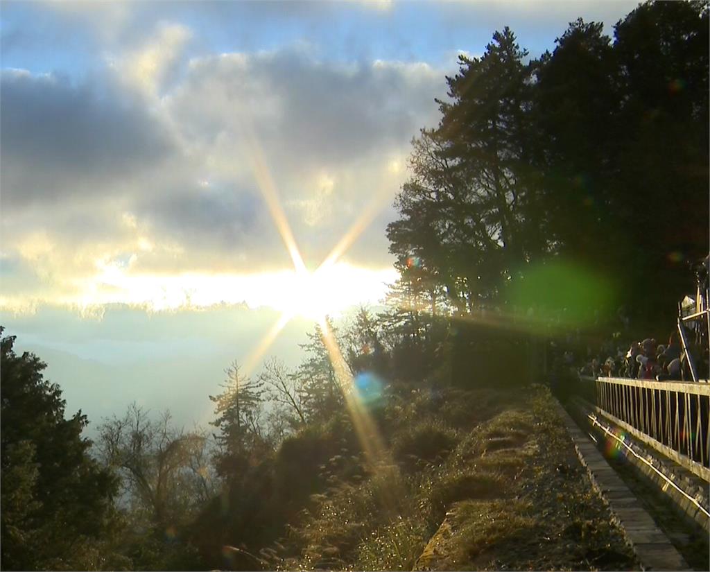 太美了!阿里山第一道曙光7:05現身 從山脈間綻放溫暖人心