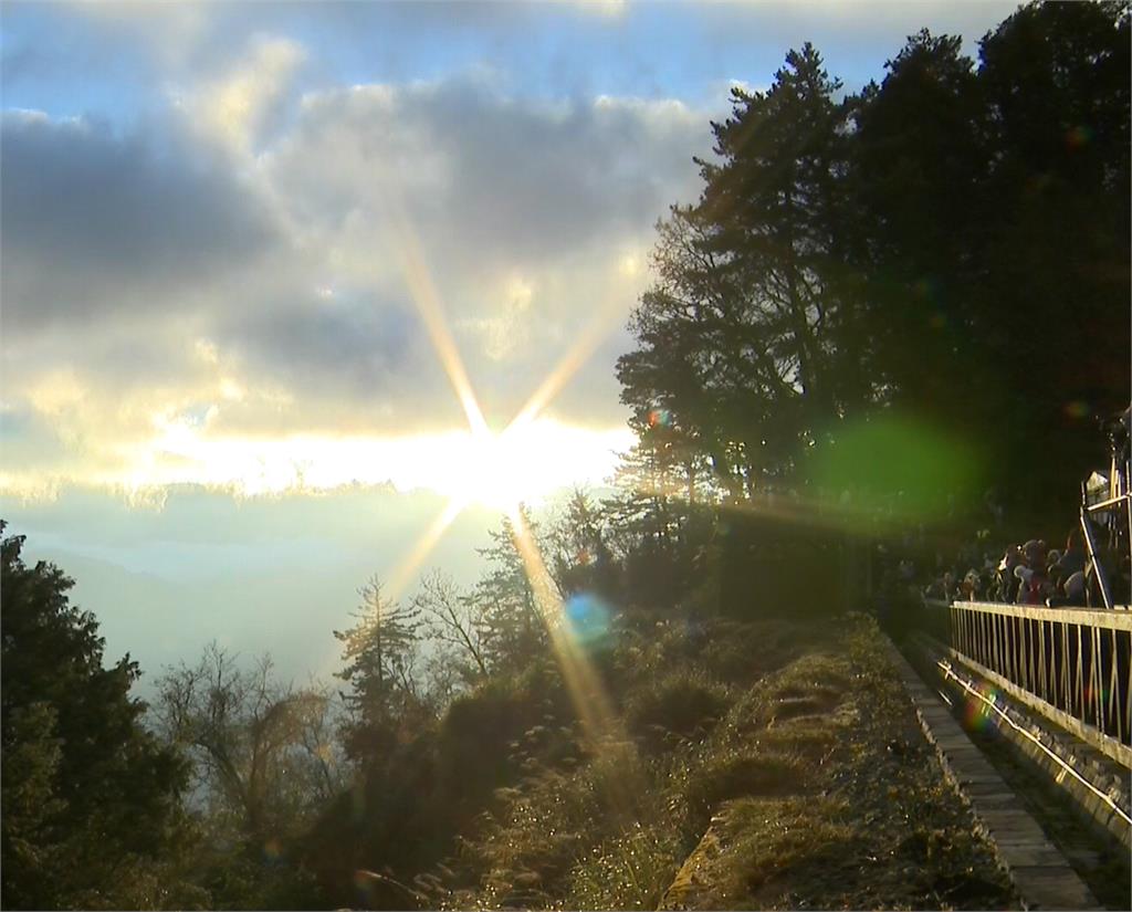 太美了！阿里山第一道曙光7：05現身　從山脈間綻放溫暖人心