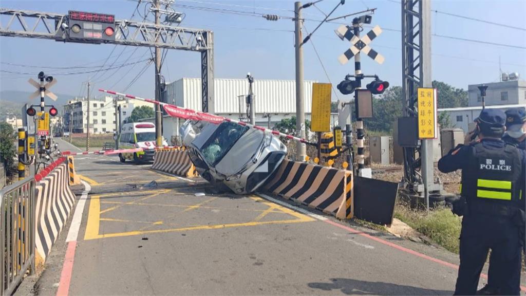 平交道車禍！台中轎車自撞護欄　害九班列車延誤