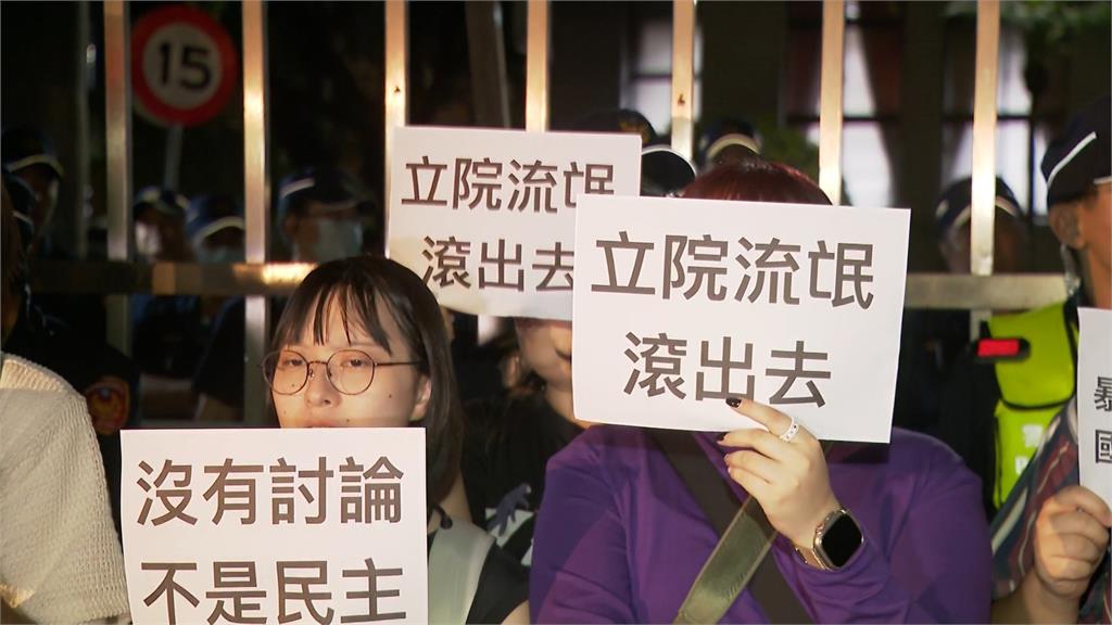 立院吵翻…輪椅正妹抗議「激動站起來」聲援綠委!網驚嘆:民主的力量太強