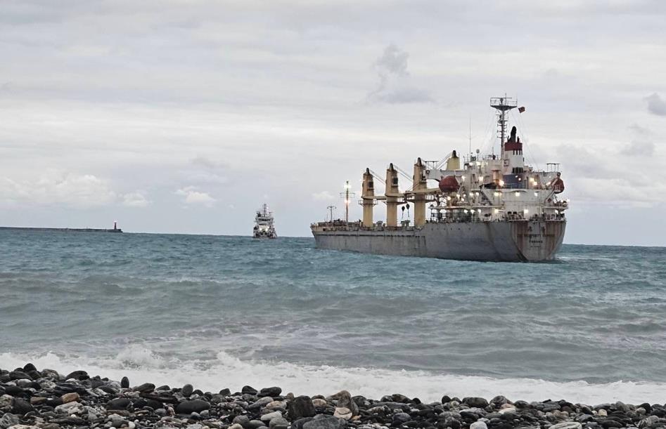 快新聞／可怕！貨輪載「200噸餘油」擱淺花蓮海堤　政府急救援避免海污染