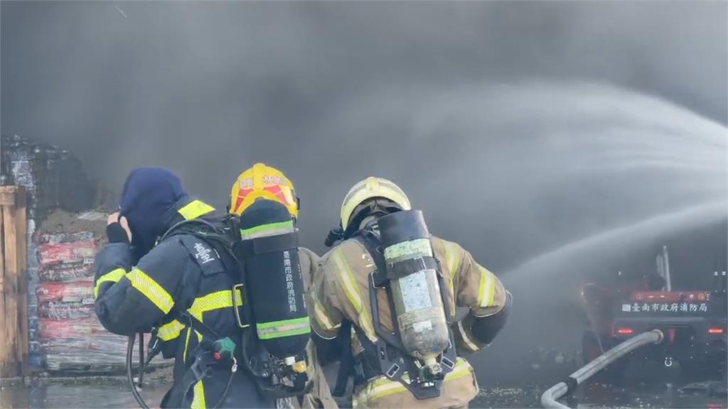 快新聞／台南新化模具工廠大火！滾滾黑煙沖天　駭人畫面曝光了