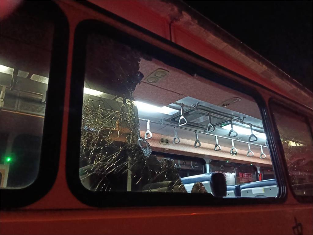 快新聞/北市東山中學校車「新店自撞路旁電箱」! 3生受傷送醫
