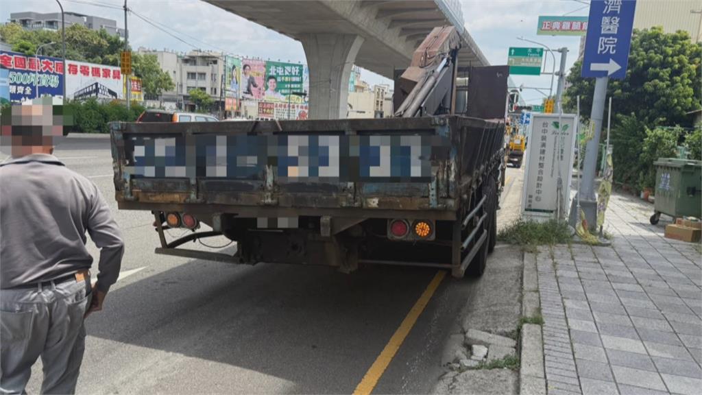 台74線驚見無敵風火輪 貨車輪胎掉車道"邊滾邊起火"