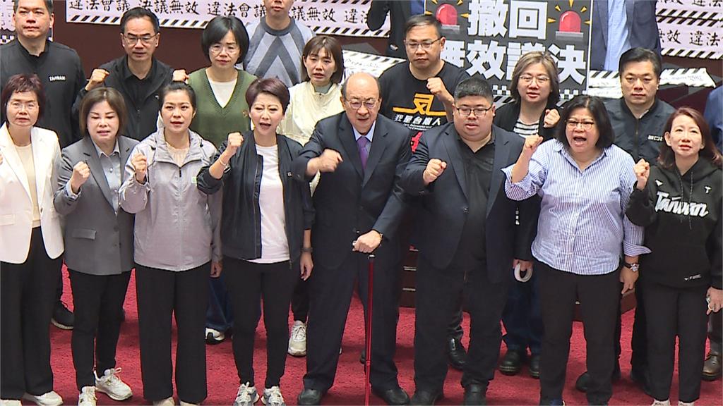 綠佔主席抗議藍白偷渡公投 柯建銘嗆傅崐萁「釘孤支 」