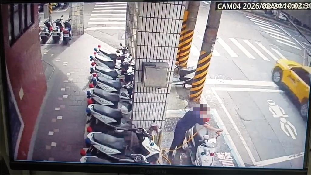 霸凌? 不滿基層不洗機車 所長"舔手指抹機車"教洗車