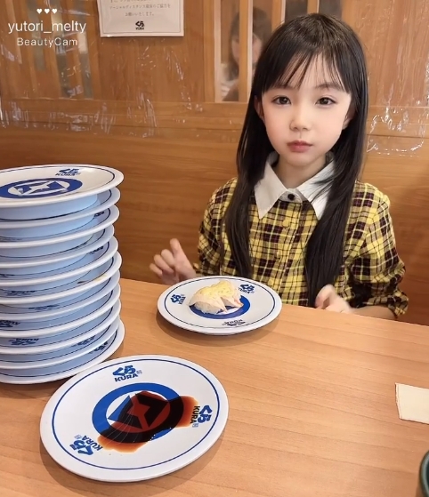 日本壽司小女孩超萌！吃貨影片「秒吸2.5萬人追蹤」網狂喊：太仙了