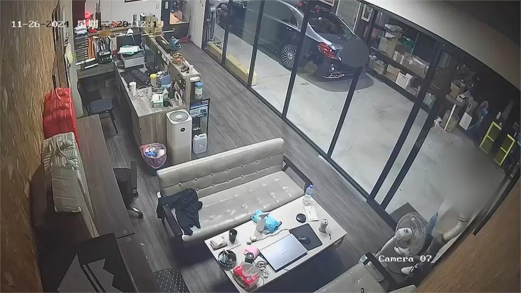 疑不滿被超車! 駕駛怒亮槍逼車 見警心虛逃仍被逮
