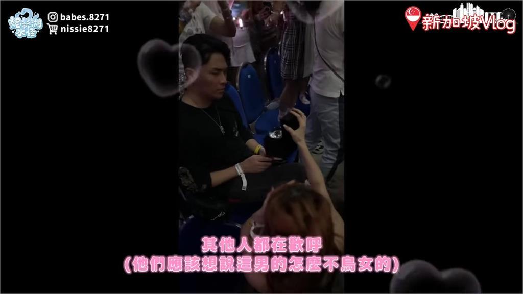 網紅女友泰勒絲演唱會「舉大鑽戒求婚」 韓籍男友淡定表情連路人都傻眼