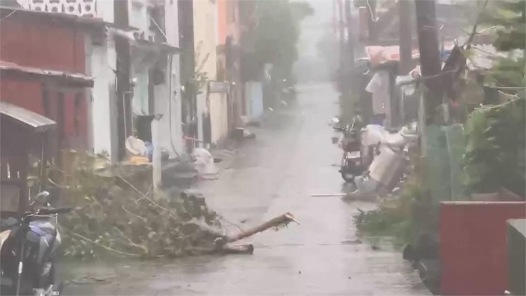 樺加沙肆虐菲律賓！　道路被沖垮、暴雨釀山崩