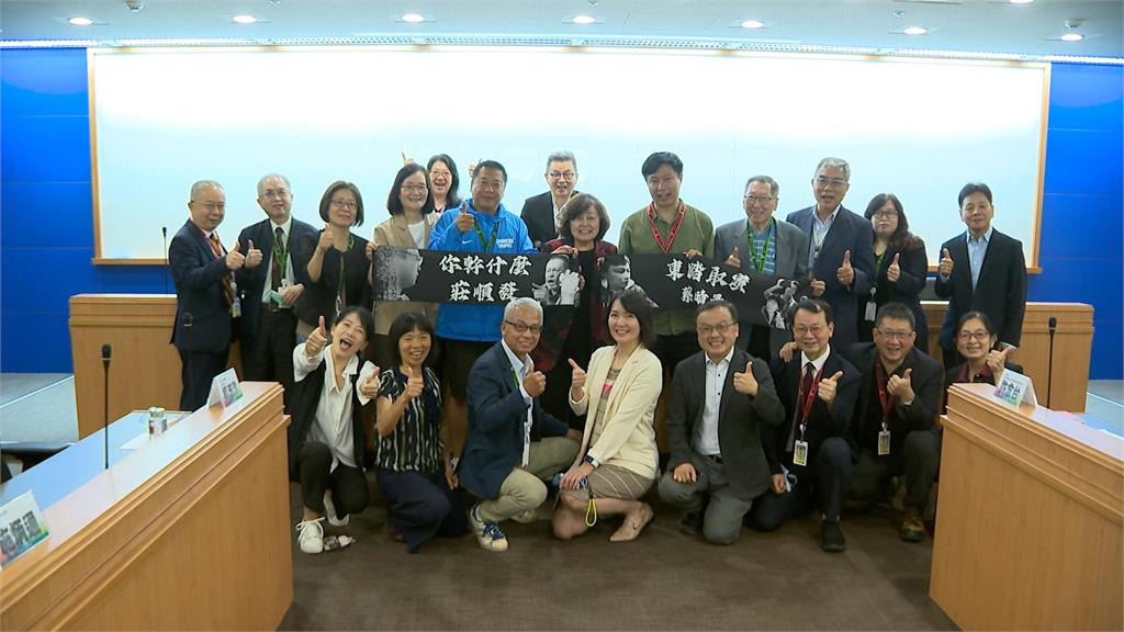 擋中搶賀電爆紅　民視記者莊順發、蔡晴景返台　董總表揚