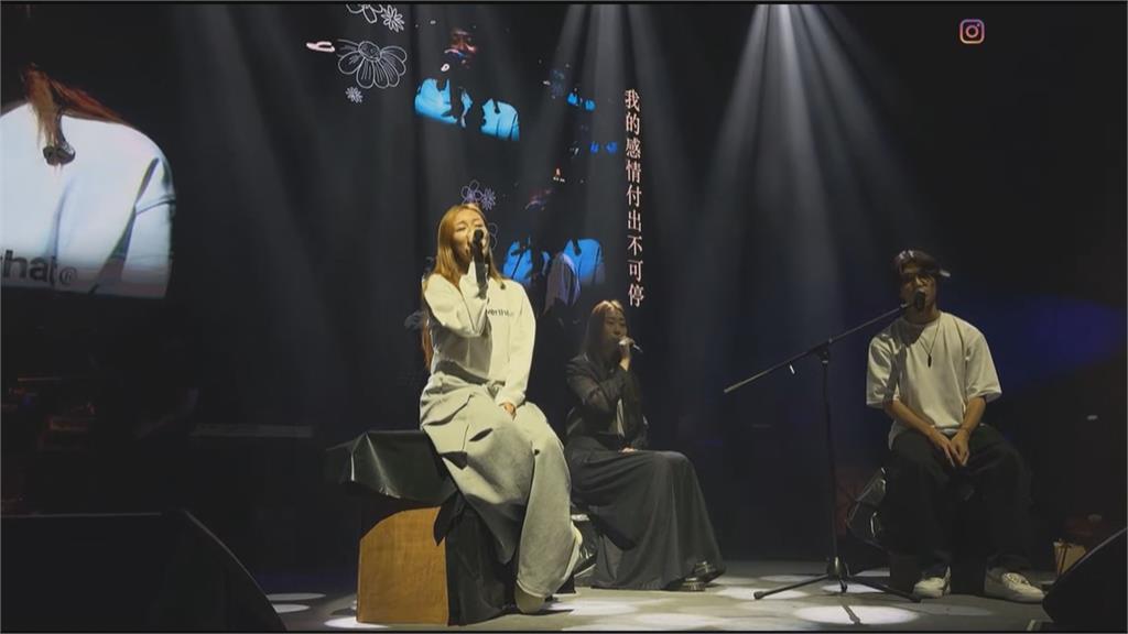 MAMA香港頒獎典禮登場 朴寶劍全身黑帶領全場默哀