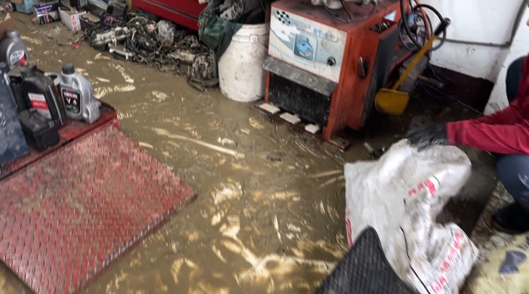暴雨狂襲中台灣 彰化田中鴻門圳潰堤淹進村落