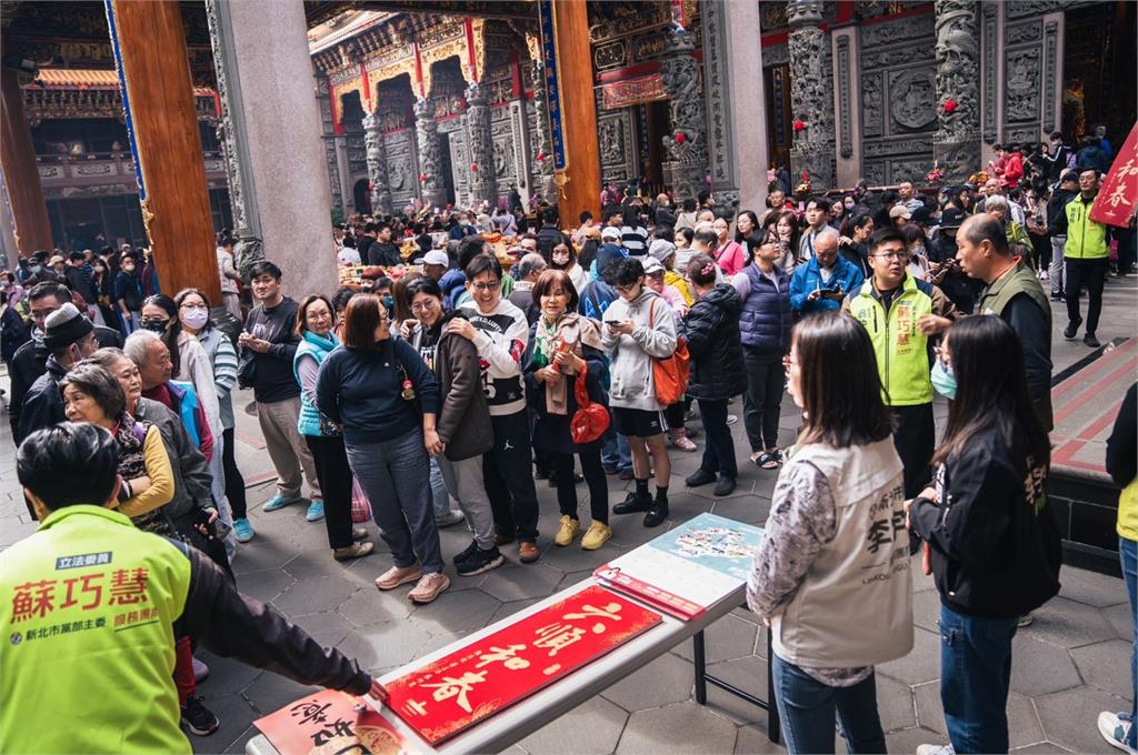快新聞/總統聯名春聯夯!蘇巧慧竹林山觀音寺發放 半小時內千份被搶光
