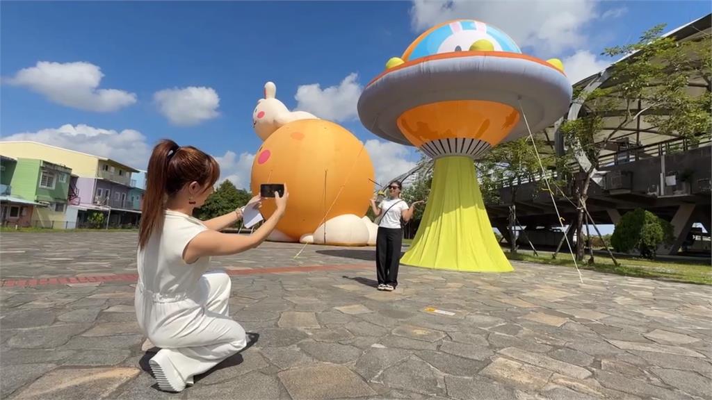 中秋「月亮變飛碟」降臨宜蘭冬山　遊客如徜徉星際之旅