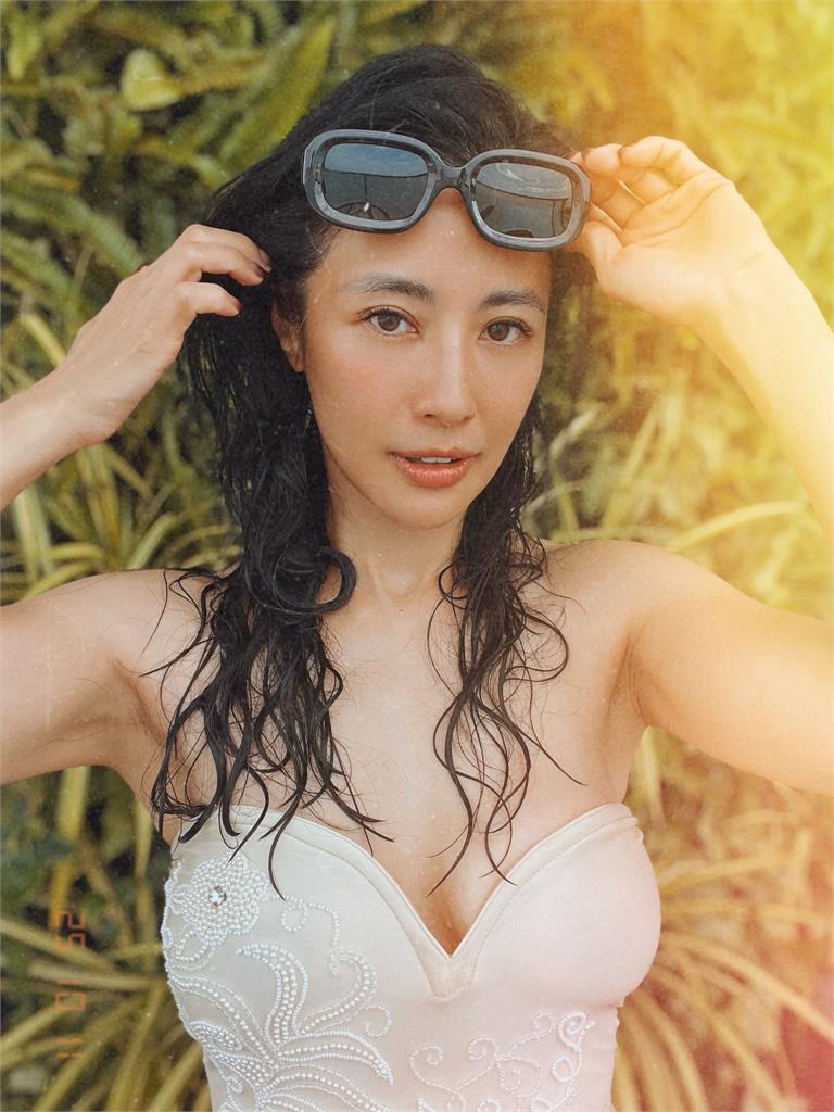 李蒨蓉「內褲拉到溝」躺陌生男旁！對方老婆突衝進抓人…她驚恐「全裸險被看光」