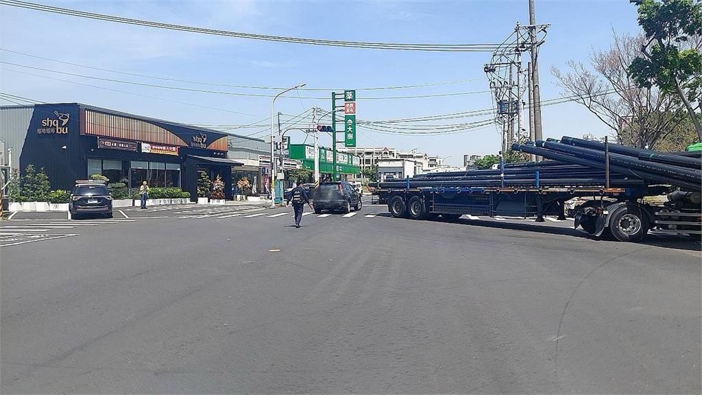 快新聞/可怕!高雄曳引車轉彎撞3車 鋼管掉落一路滾
