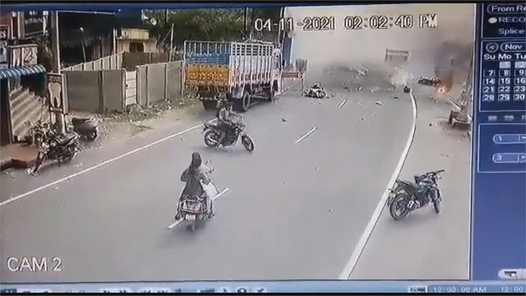 驚悚畫面曝!父子買鞭炮慶過節 騎車路上突爆炸釀2死3傷