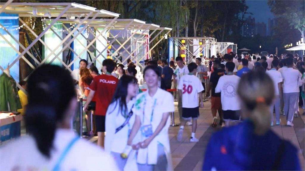 世大運選手村好熱鬧 運動員感受東方文化 世大運選手村設立文化市集 各國選手體驗東方文化