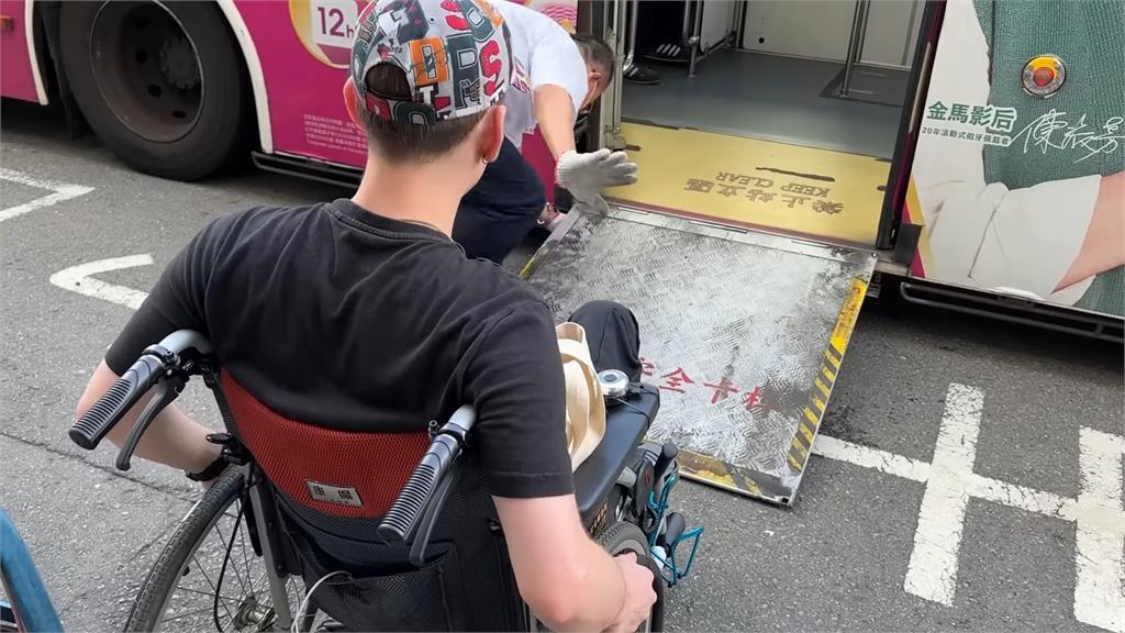 德國男體驗坐輪椅搭公車　司機1舉動讓他豎起大拇指