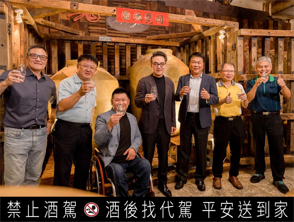 台酒嘉義酒廠舉行玉山二十年窖藏原漿陳高開甕儀式