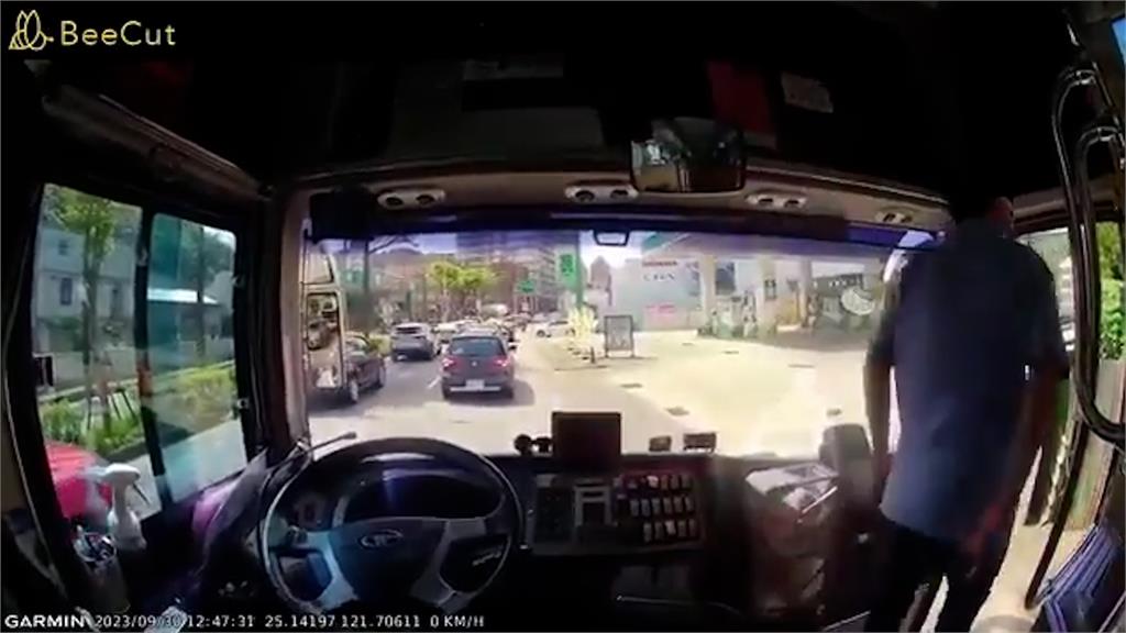 晚按鈴怪公車過站!詢問「要下車嗎」沒人回 開走後他嗆這句司機崩潰