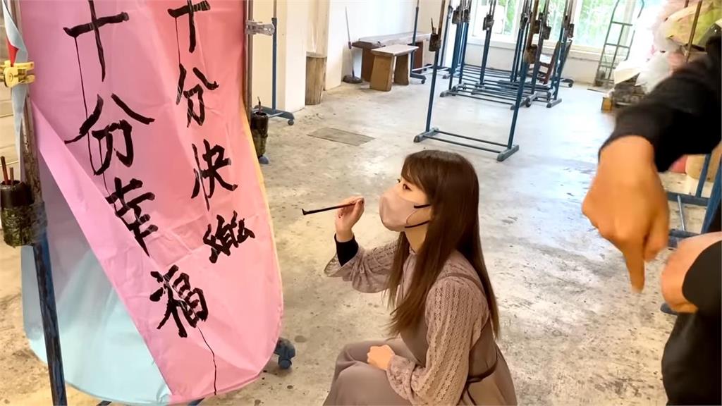 難得一見!遊台灣初訪十分老街驚見「特殊景象」 櫻花妹喊:不可思議