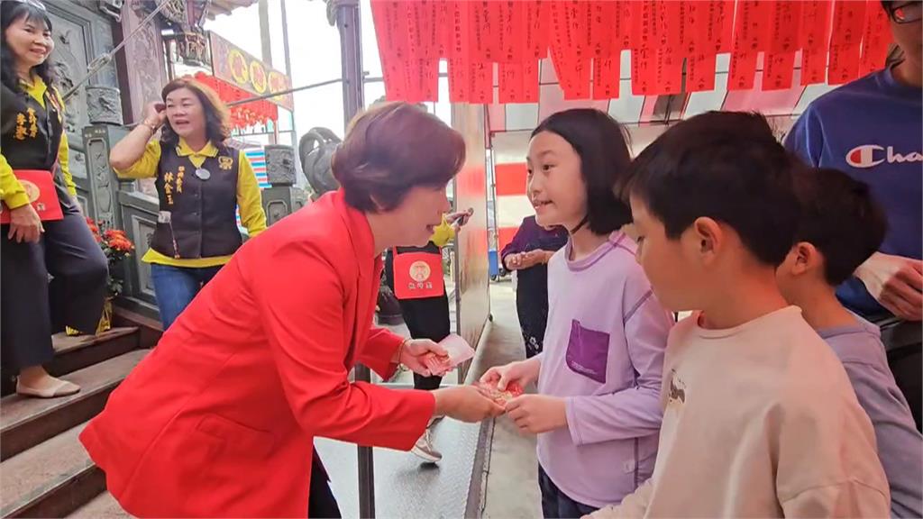 賴總統何欣純台中撞衫　「一欣一德」分送新年福袋