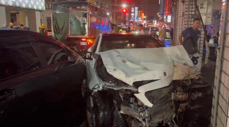 最新／宜蘭晚間驚悚車禍！進口車突衝撞前方7車　釀4人重傷送醫急救中