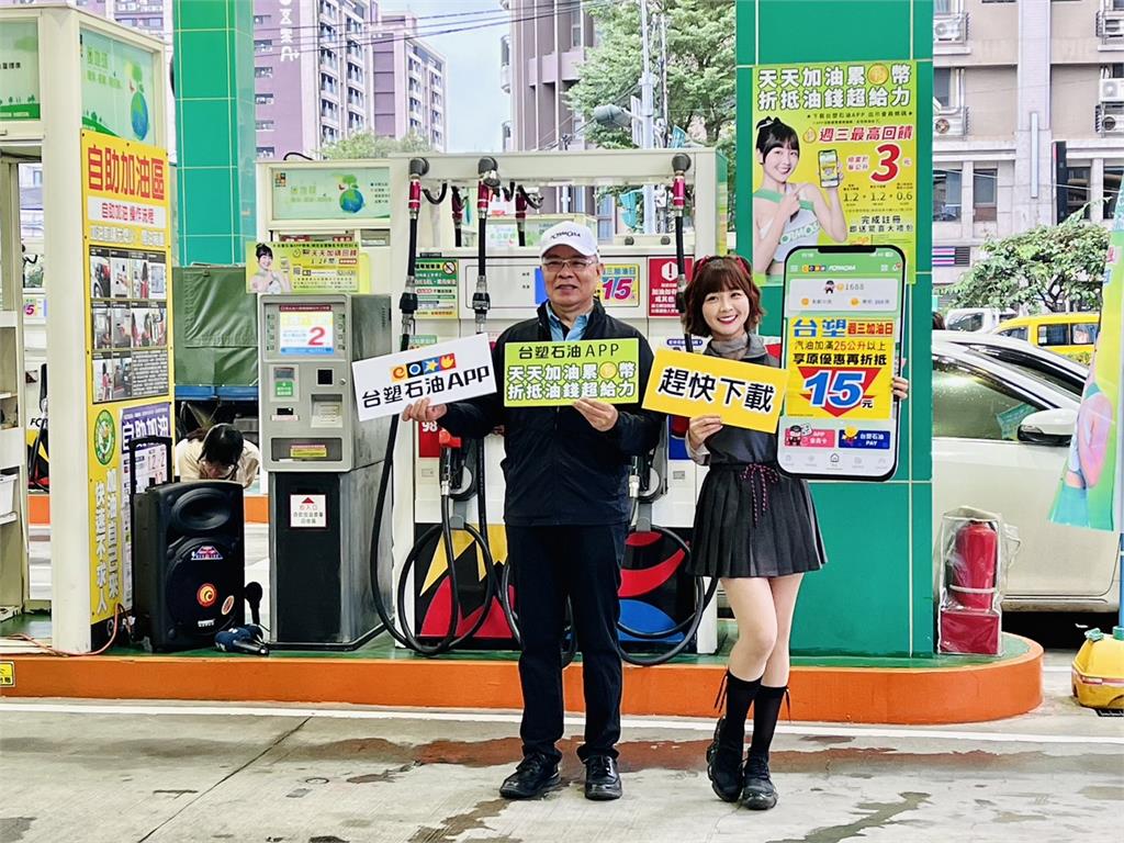 擔任一日站長「超給力」親自幫車子加油、掃碼!車主以為看走眼看到籃籃露出燦笑