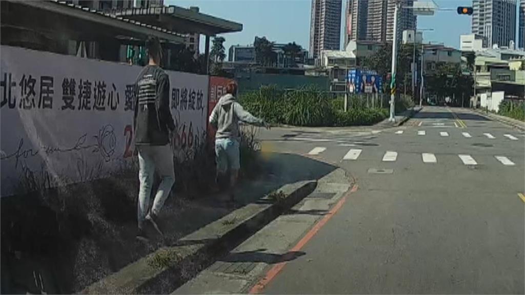 光天化日公園偷包包　賊見民眾緊追「丟包」落跑