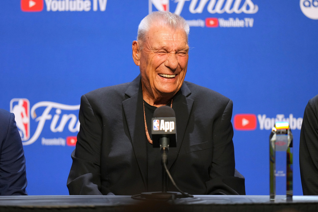 NBA(影)／開罐啤酒敬過世傳奇老教頭！勇士總教練柯爾只喝一口因為還有比賽