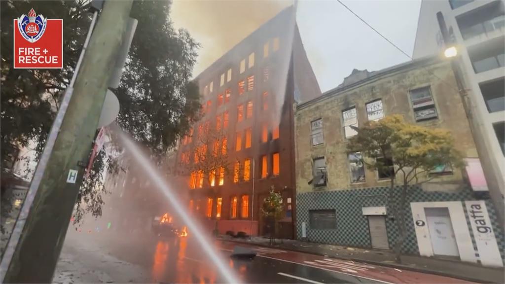 火燒大樓成巨大火炬！　雪梨廢棄大樓火災緊急疏散百人