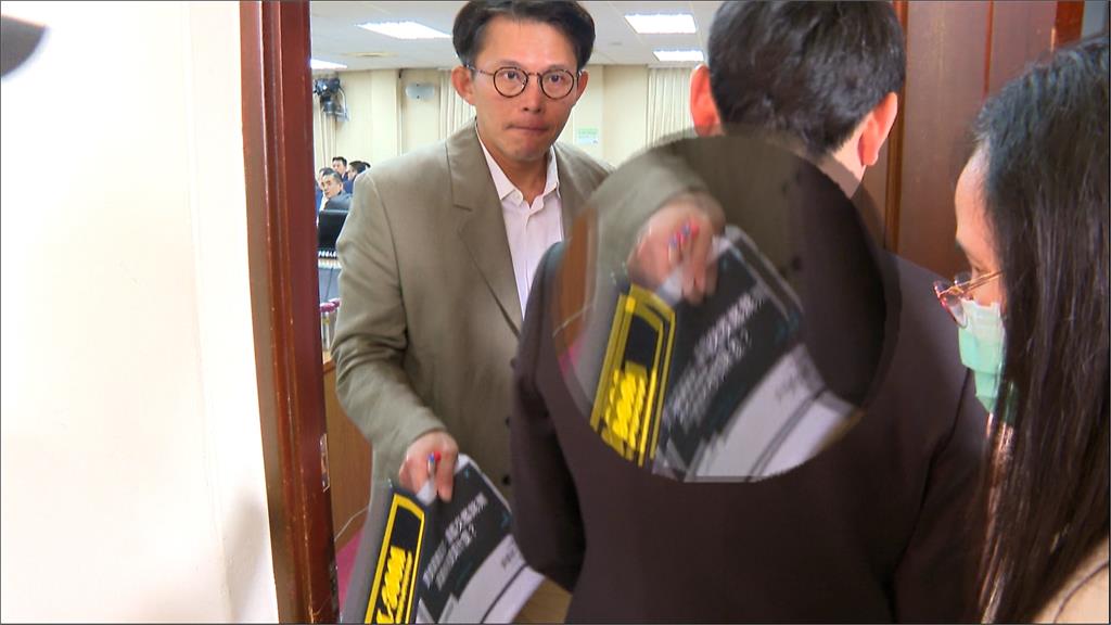 帶走「機敏資料」黃國昌稱火速繳回　王定宇打臉：是國防部軍官發現追回