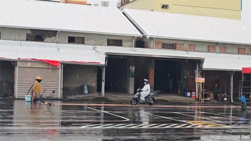 彰化機車下鄉考照遇下雨! 考生穿雨衣應試、過關率不到一半