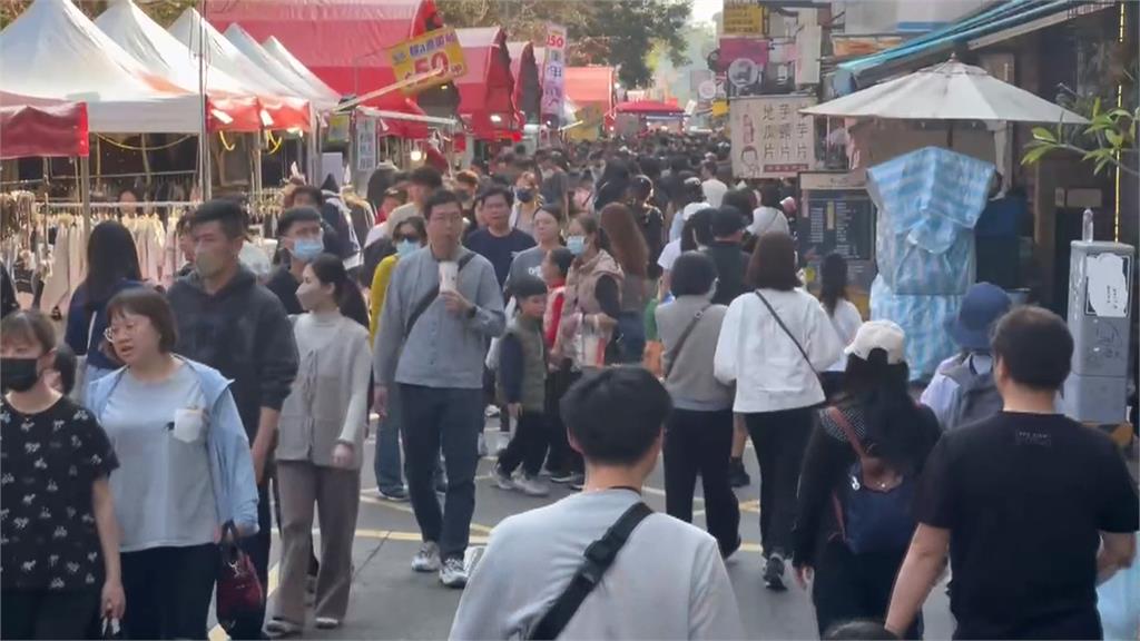 購物戰鬥力太強! 一中商圈店家設"男友寄放區"爆紅