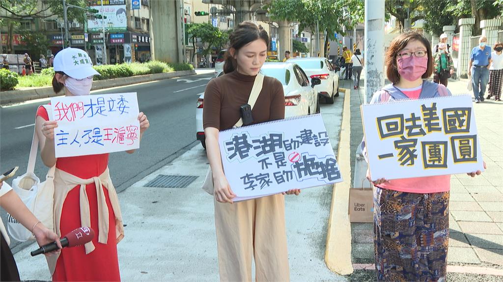 李彥秀明湖國中辦反罷誓師　.　吳欣岱舉牌抗議　質疑「濫用權力」