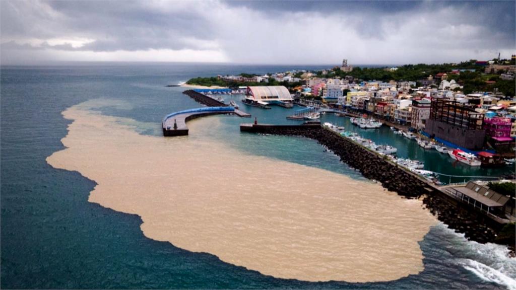 大量遊客衝擊小琉球　航運業者自發組團淨灘
